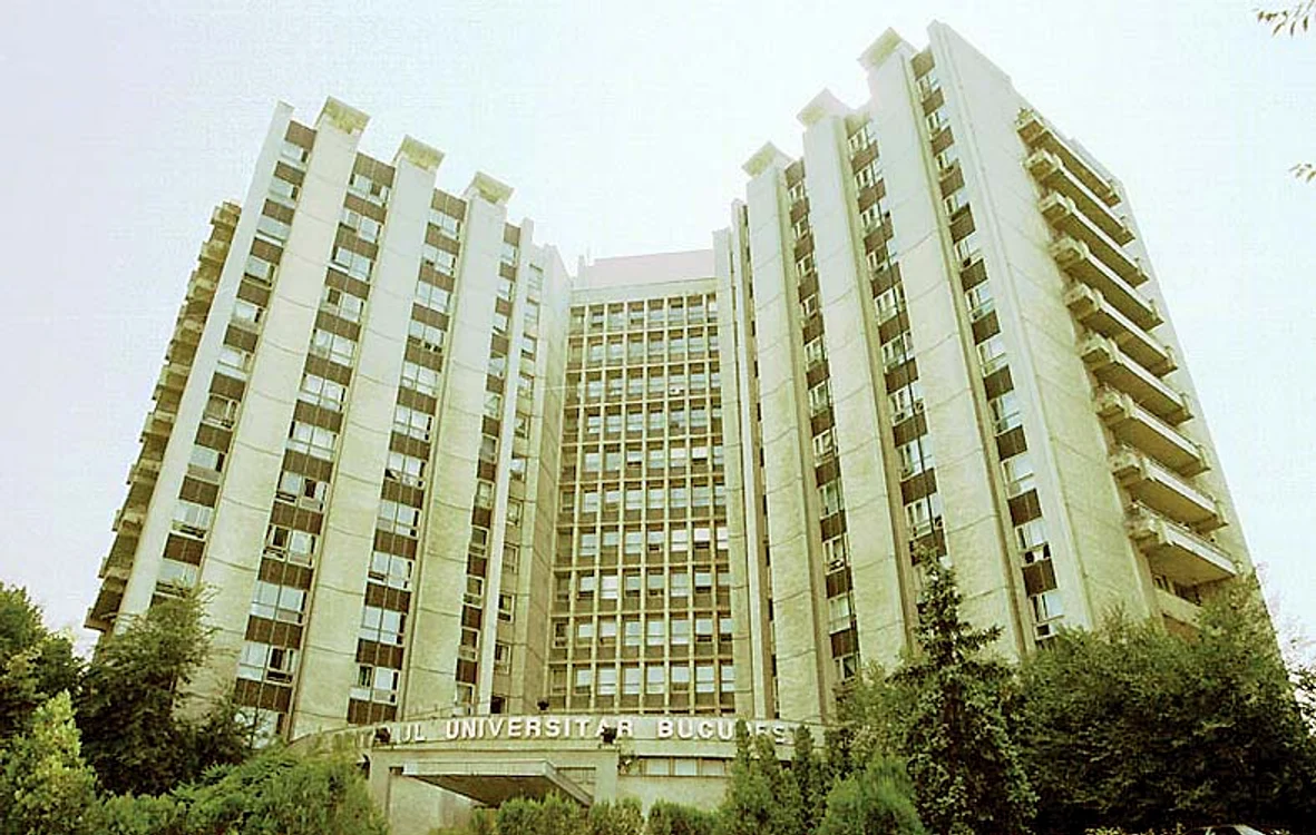 Păzită de patru gardieni la spital