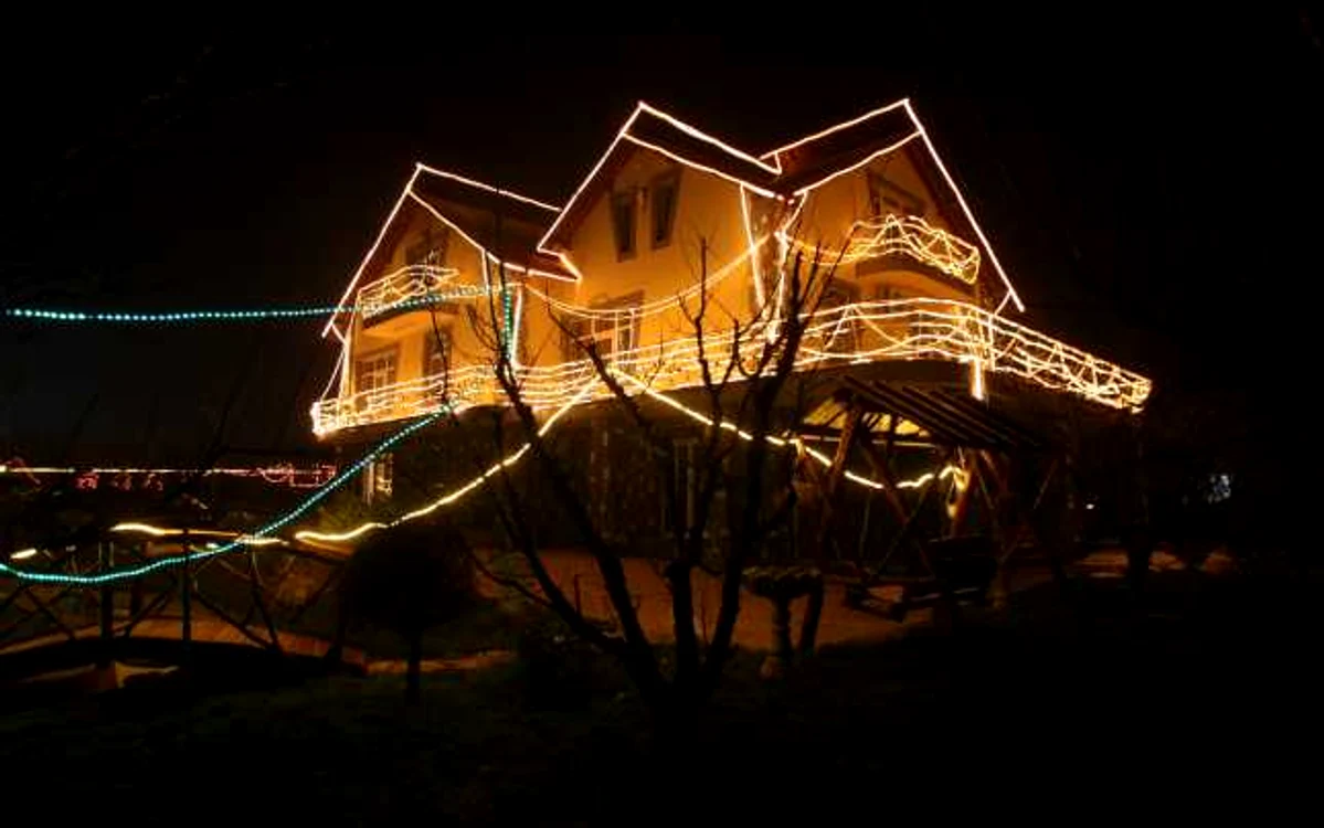 Pentru a ilumina casa, familia Pavel a folosit un kilometru şi jumătate de instalaţie 