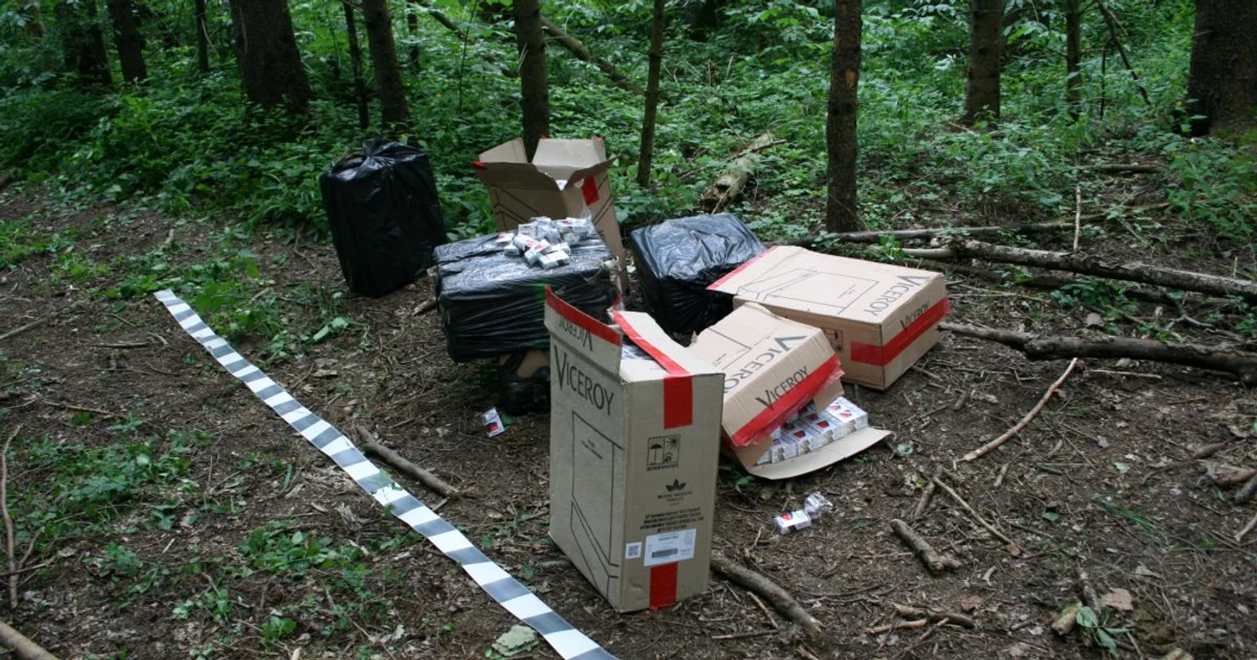 În zonă au fost descoperite 23.500 de pachete de ţigări de contrabandă. FOTO: STPF Suceava
