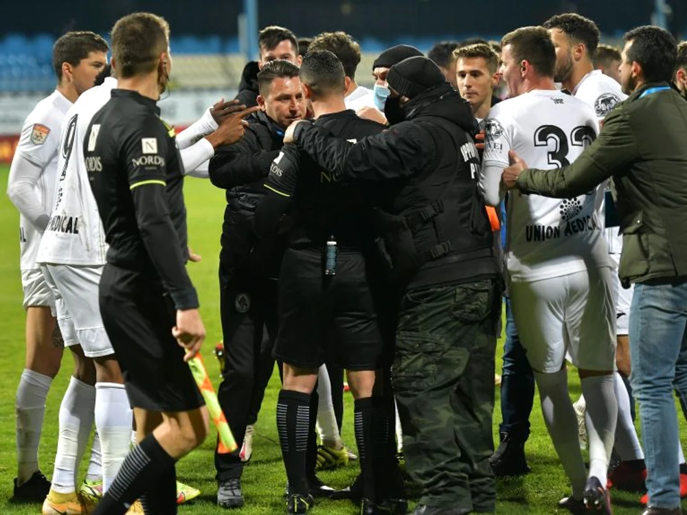 
    Arbitrul Iulian Călin a fost certat de antrenorul Poenaru chiar pe terenFOTO: Sportpictures.eu  