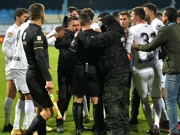 
    Arbitrul Iulian Călin a fost certat de antrenorul Poenaru chiar pe terenFOTO: Sportpictures.eu  