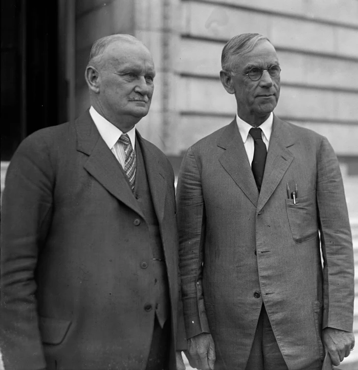 Republicanii Reed Smoot și Willis C. Hawley FOTO wikipedia