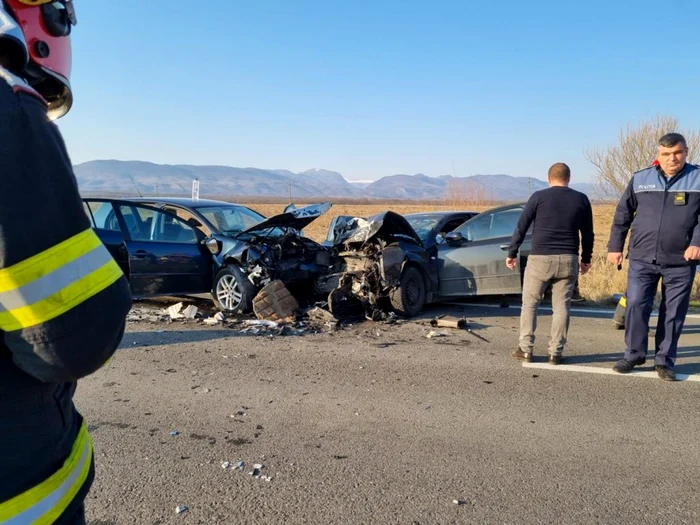 Cinic persoane au fost rănite şi un bărbat a decedat în urma accidentului de pe DN 67 D     Foto: ISU Gorj