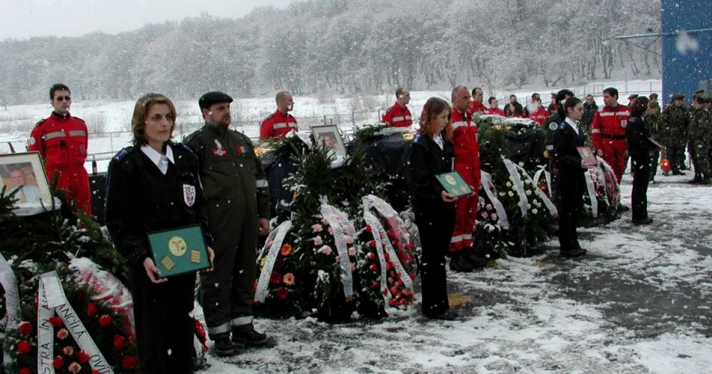 Victimele acestui tragic accident au fost decorate post-mortem de preşedintele Ion Iliescu