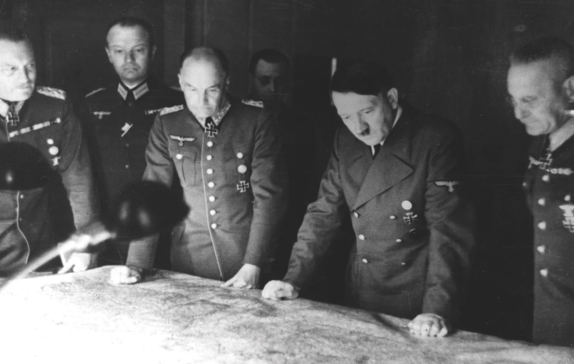 Hitler studiaza o hartă