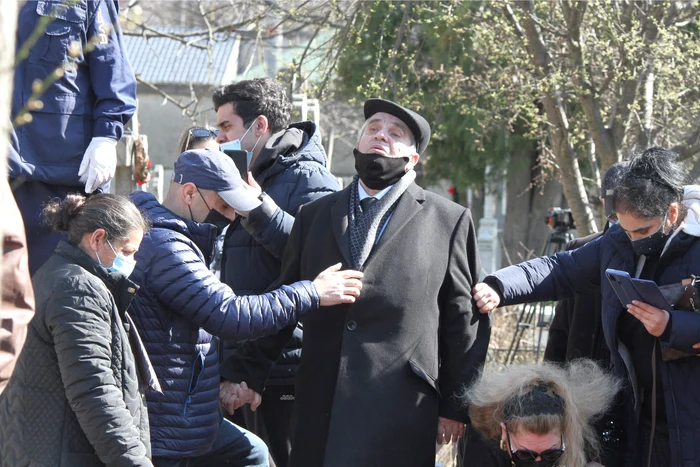 
    Aurel Pădureanu, răpus de durere, la cimitirfoto: BLITZ / CLICK!  