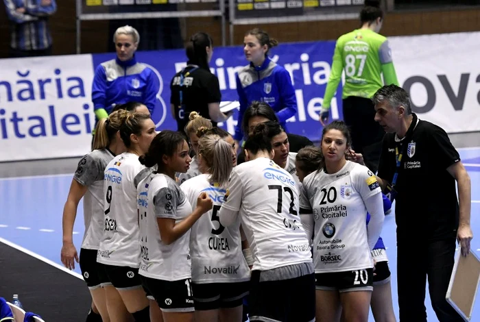 Jucătoarele de la CSM București au avut o cădere inexplicabilă după pauzăFoto: sportpictures.eu