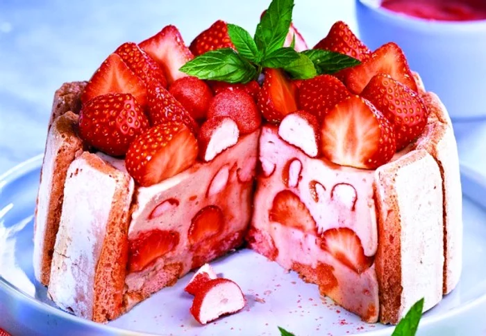 
    Pentru ca sezonul capsunilor abia acum incepe, iti dam o idee ce sa prepari din eleclickpoftabuna.ro  