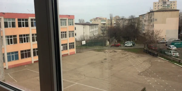 Liceul George Călinescu din Constanţa unde un elev a încercat să se sinucidă aruncându-se de la etaj Foto Sînziana Ionescu