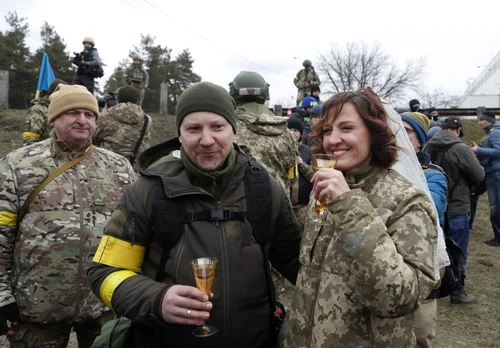 Vitali Kliciko oficiază căsătoria dintre  Lesya şi sotul ei Valeriy pe front. Foto EPA-EFE