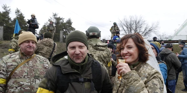 Vitali Kliciko oficiază căsătoria dintre  Lesya şi sotul ei Valeriy pe front. Foto EPA-EFE