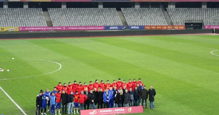 Poza de grup a naţionalei Spaniei (fără doi fotbalişti, între care şi Pique) cu reprezentaanţii Sindicatului fotbaliştilor. FOTO Ovidiu Cornea