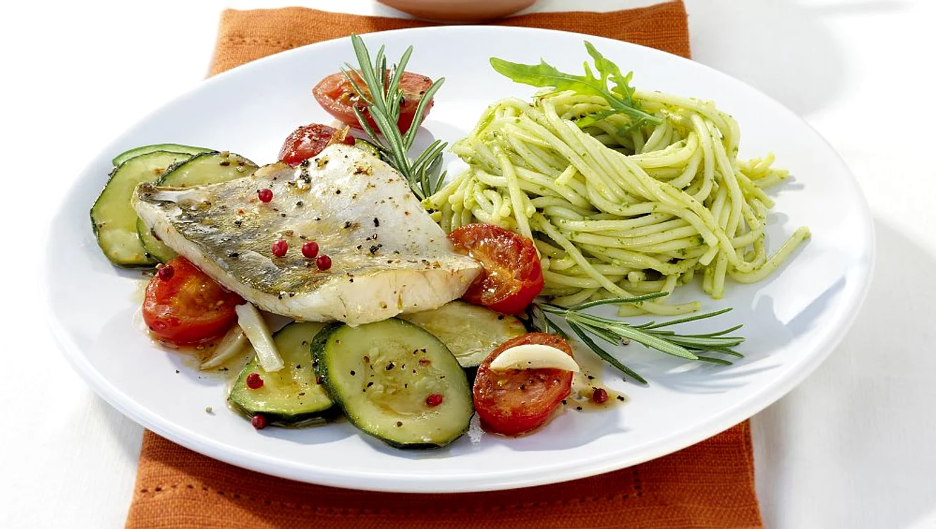 peste cu spaghete si dovlecei jpeg