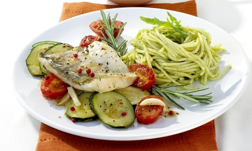 peste cu spaghete si dovlecei jpeg
