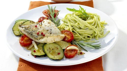 peste cu spaghete si dovlecei jpeg