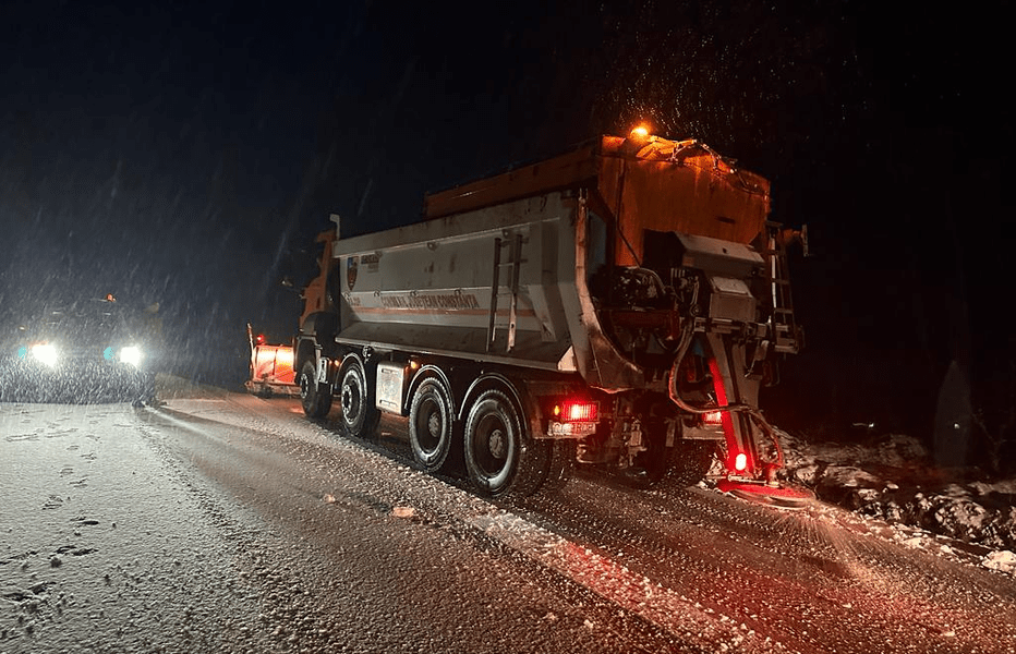 Dobrogea, sub cod galben de precipitații. Materiale antiderapante împrăștiate pe drumuri, inclusiv pe A2 și A4