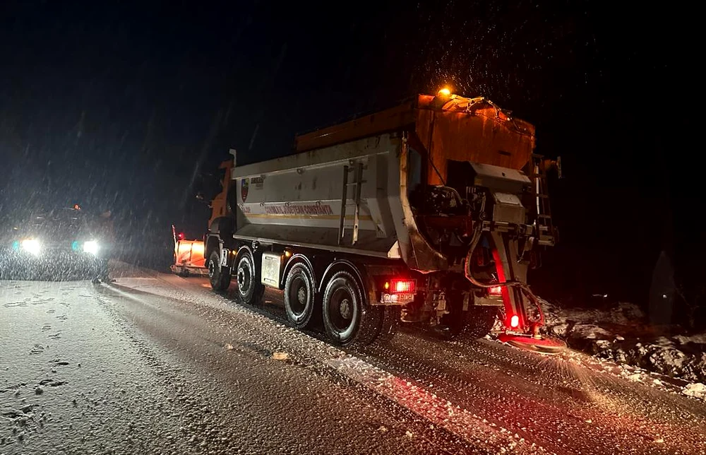 Drumarii au aruncat materiale antiderapante FOTO: RAJDP Constanța