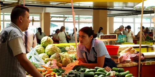 Castraveţii se vând fără probleme în Piaţa 1 Mai