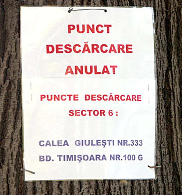 Un afiş lipit pe un arbore  îi atenţionează pe curioşi  că puncrul de descărcare  nu mai e funcţional