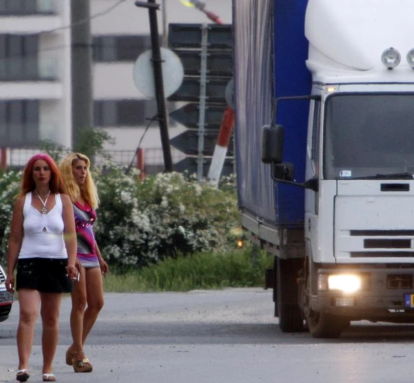 
    Până la momentul actual poliţiştii nu au descoperit prostituata cu care s-ar fi culcat şoferul  