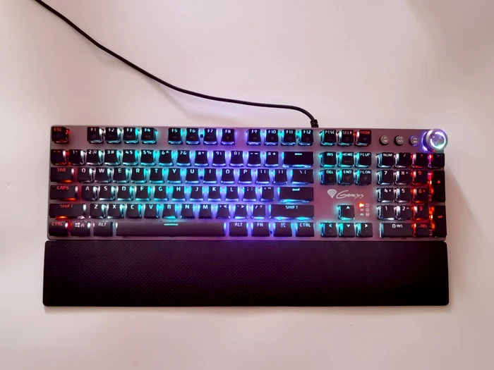 Tastatura Genesis Thor 380 RGB.