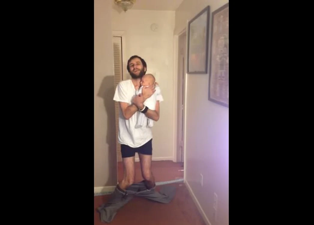 
    Tatăl inventiv nu lasă copilul din mâiniFoto Youtube  