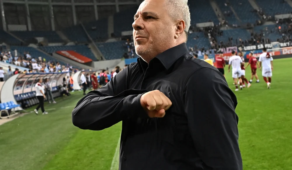 Fanii din Arabia Saudită l-au surprins pe Șumudică. Banner special de bun-venit, la debut + Românul a făcut scandal pe teren din prima etapă