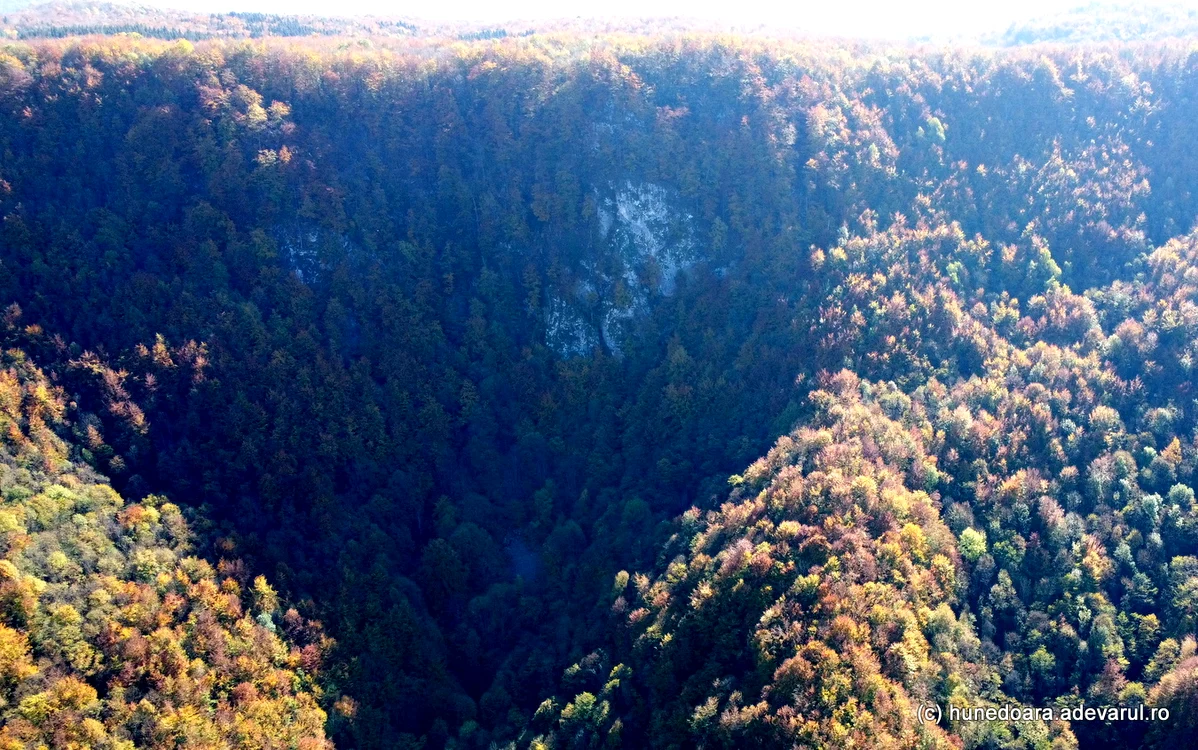 Locul greu accesibil unde se află peștera din Vașea Rea. Foto: Daniel Guță