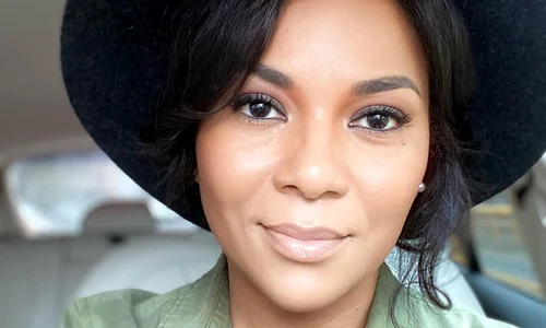  Nadine (46 ani) se bucură din plin de alegerile  pe care le-a făcut și își trăiește viața din plin