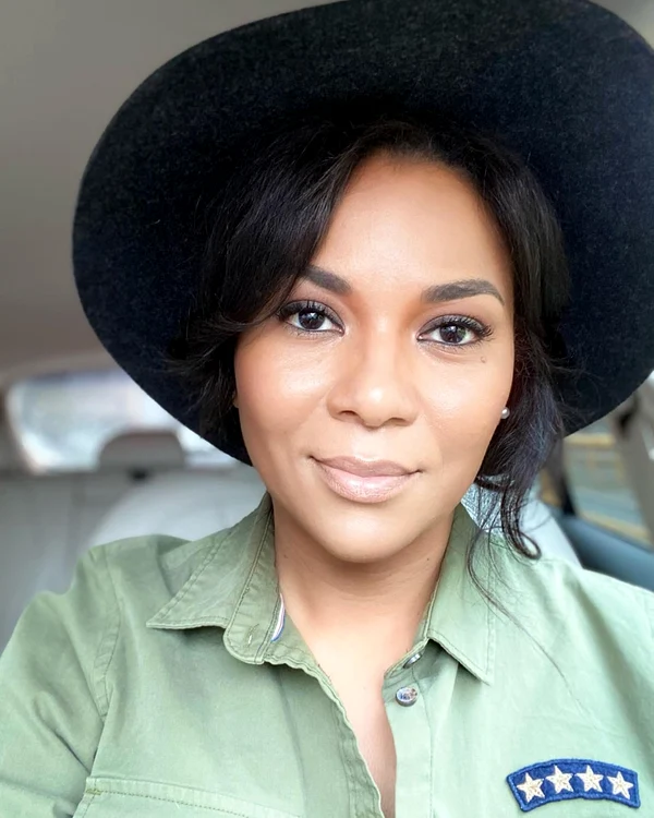  Nadine (46 ani) se bucură din plin de alegerile  pe care le-a făcut și își trăiește viața din plin