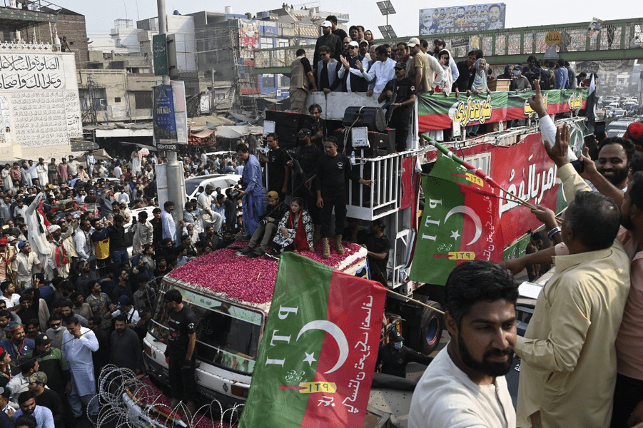 O jurnalistă din Pakistan a murit strivită de un vehicul în care se afla fostul premier Imran Khan