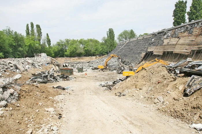 12 mai. Patinoarul a fost ras de pe faţa pământului