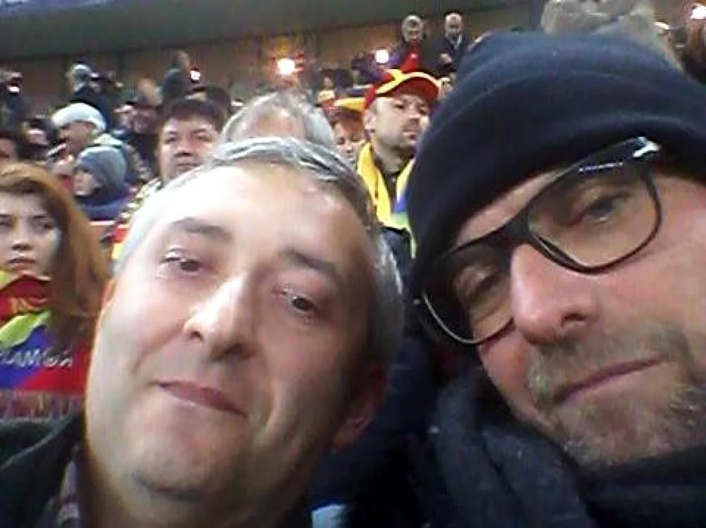 Jurgen Klopp (dreapta) şi pietreanul Cristi Vornicu în tribune pe Naţional Arena FOTO facebook