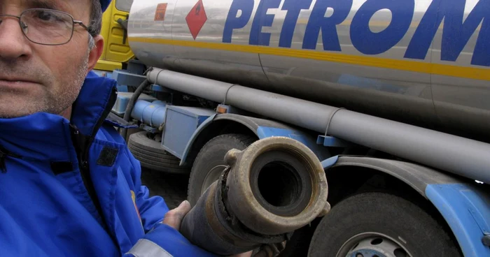 Petrom a scumpit benzina cu 5 bani pe litru FOTO: Mediafax