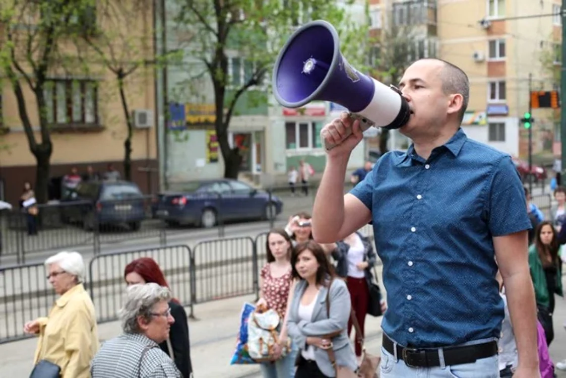 După ce a semnalat, pe Facebook, o serie de furturi din buzunare, timişorean Cristian Brâncovan a ieşit în stradă FOTO www.tion.ro