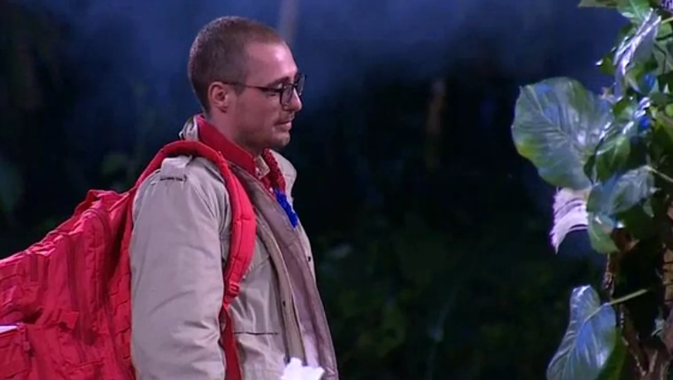 
    Vladimir Draghia şi-a luat rămas bun de la colegii din tabăra "Sunt celebru, scoate-mă de aici" foto: captură Pro Tv  