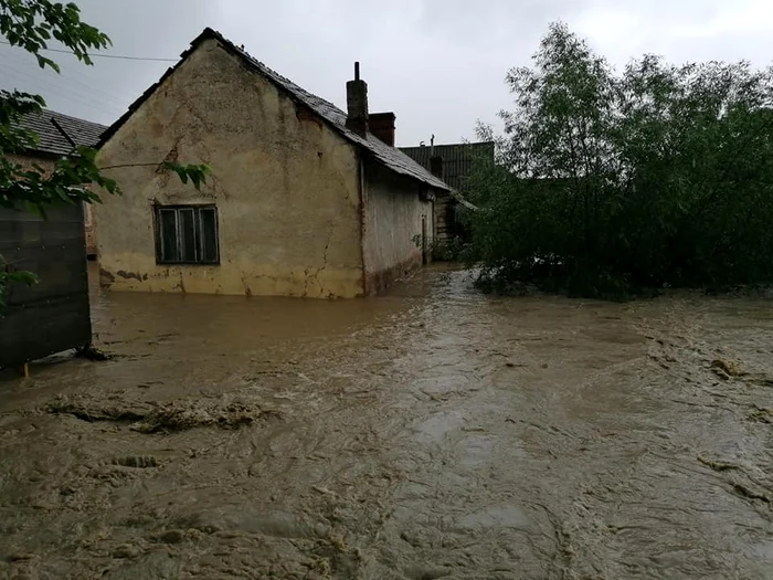 Mai multe gospodării au fost inundate