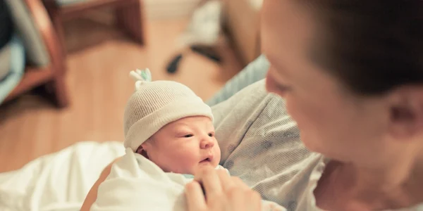 nou nascut bebelus mama FOTO Shutterstock