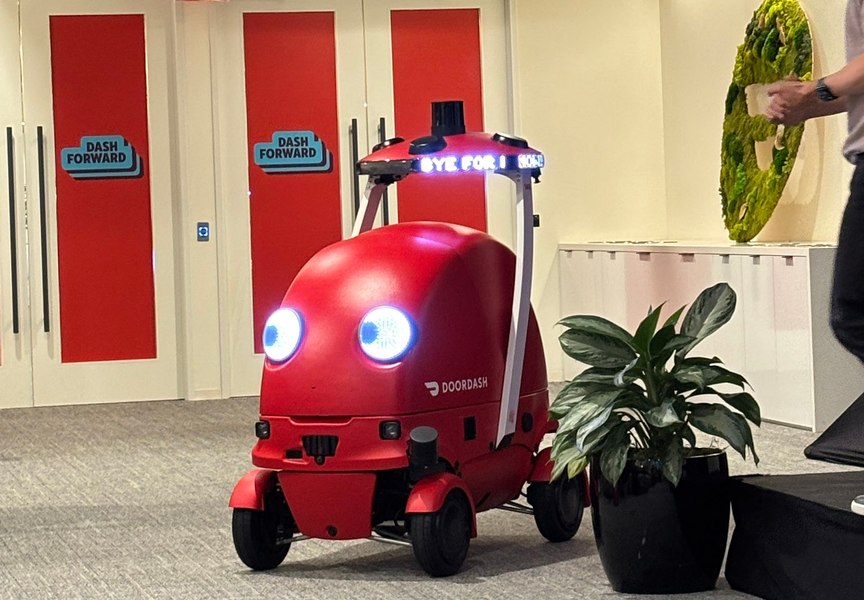 Viitorul comenzilor acasă. O companie americană testează roboți pentru livrări la domiciliu
