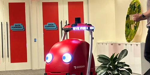 robot livrare doordash FOTO Natalie Lung / X