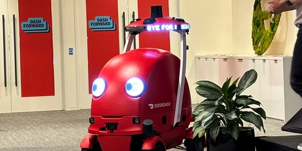 robot livrare doordash FOTO Natalie Lung / X