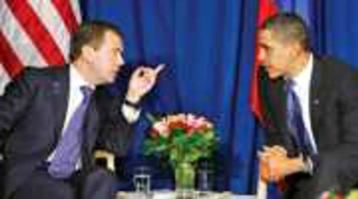 Preşedintele rus Medvedev (stânga) şi americanul Obama semnează joi START II pentru o durată de 10 ani