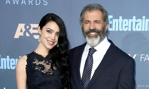Mel Gibson şi a găsit  liniştea alături de frumoasa  Rosalind Ross, care  e cu 24 de ani mai tânără jpeg