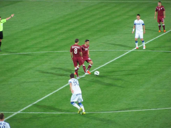 Rapidiștii au pus mingea în joc, de la centrul terenului, de două ori