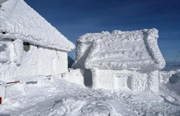 Staţia meteo de pe Vf. Vlădeasa a fost ”îngheţată”. Foto: Mihai Crişan