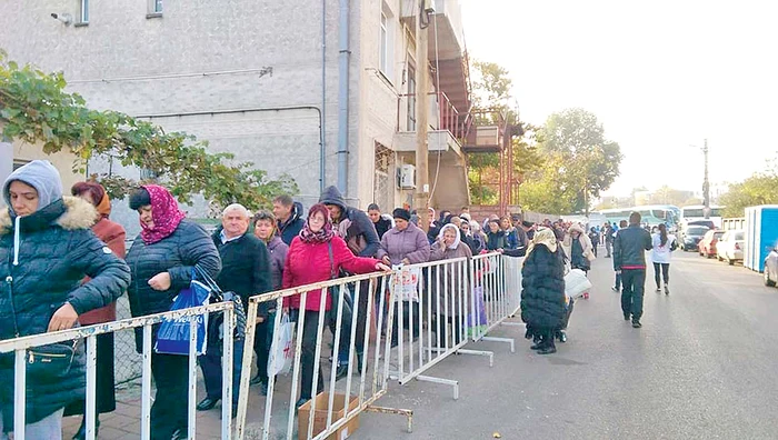 Cozile se întind deja pe câţiva kilometri