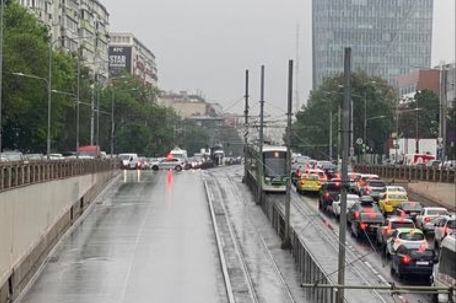 Accident teribil la Piața Victoriei: Pasajul blocat după ce o persoană a căzut de pe stradă