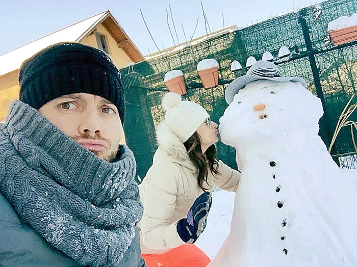 Gabi şi Tavi,  mândri de omul  lor de zăpadă