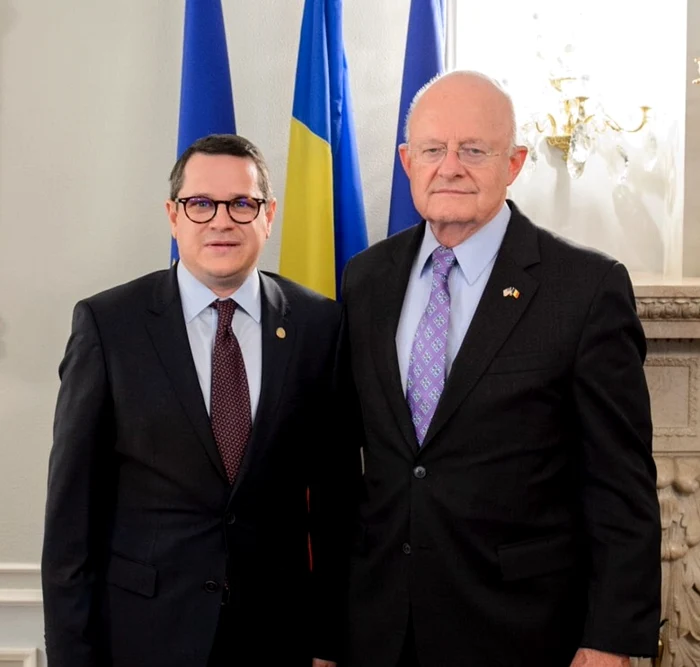 Directorul SRI Eduard Hellvig şi James Clapper FOTO sri.ro