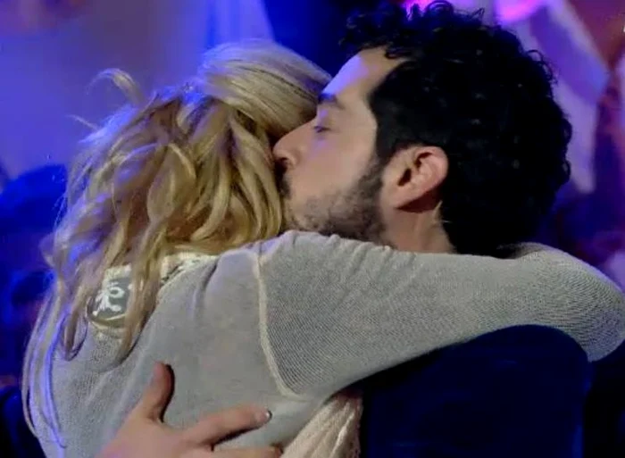 
    Emoţionată, Bianca l-a strâns în braţe pe Moga şi nu a putut să mai articuleze vreun cuvântfoto: captură Pro Tv  